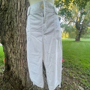 New IZOD white cargo capri pants 14